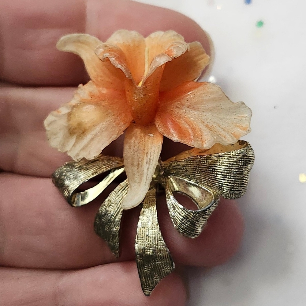 Vtg Celluloid Gold Tone Peach Gold Tone Orchid Pin Brooch - Picture 2 of 3